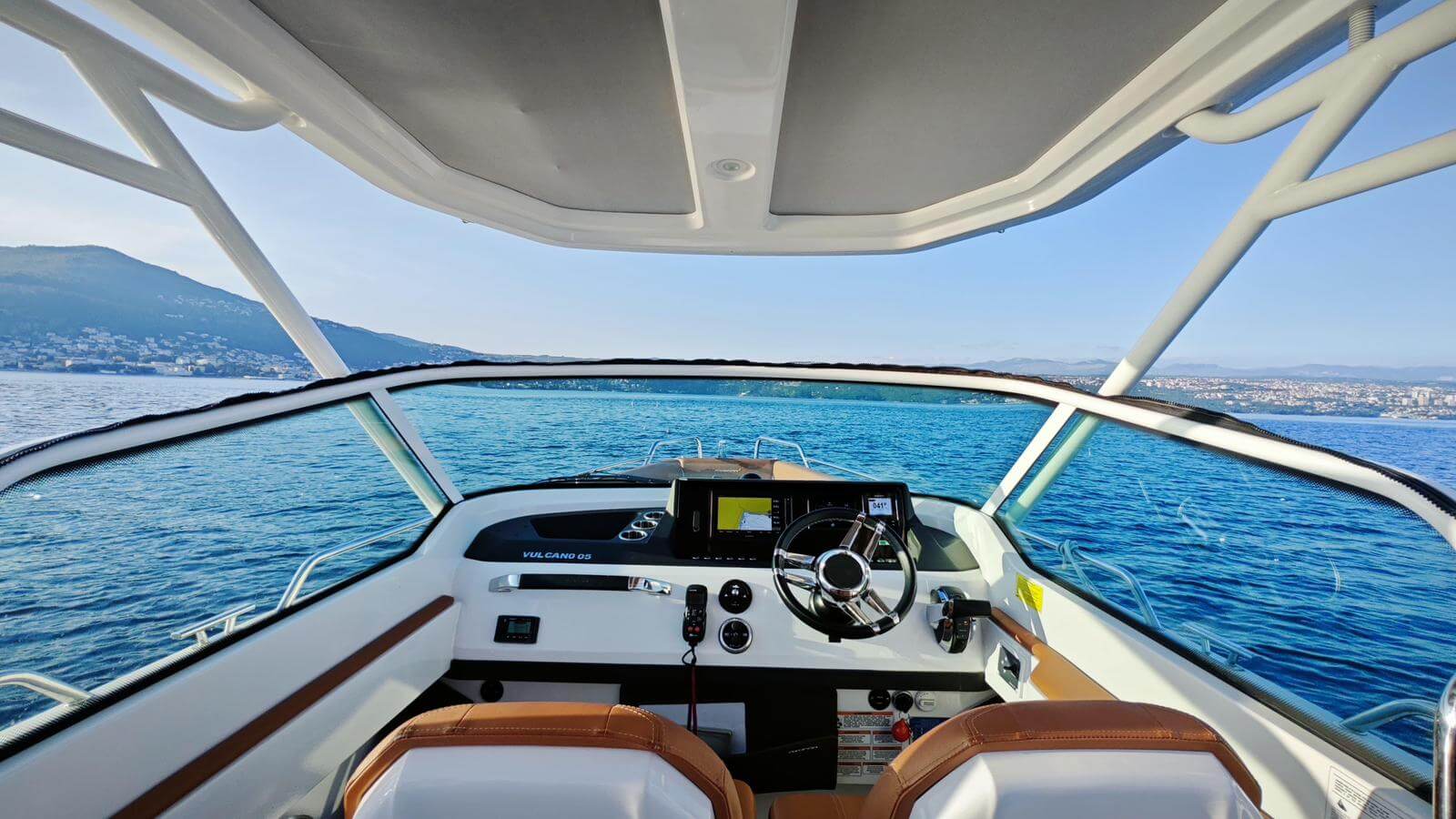 Axopar 28 T-Top-Steuerstand mit Navigationsbildschirm mit Blick auf die Adriaküste – Avangard Charter-Bootsverleih Trogir Kroatien