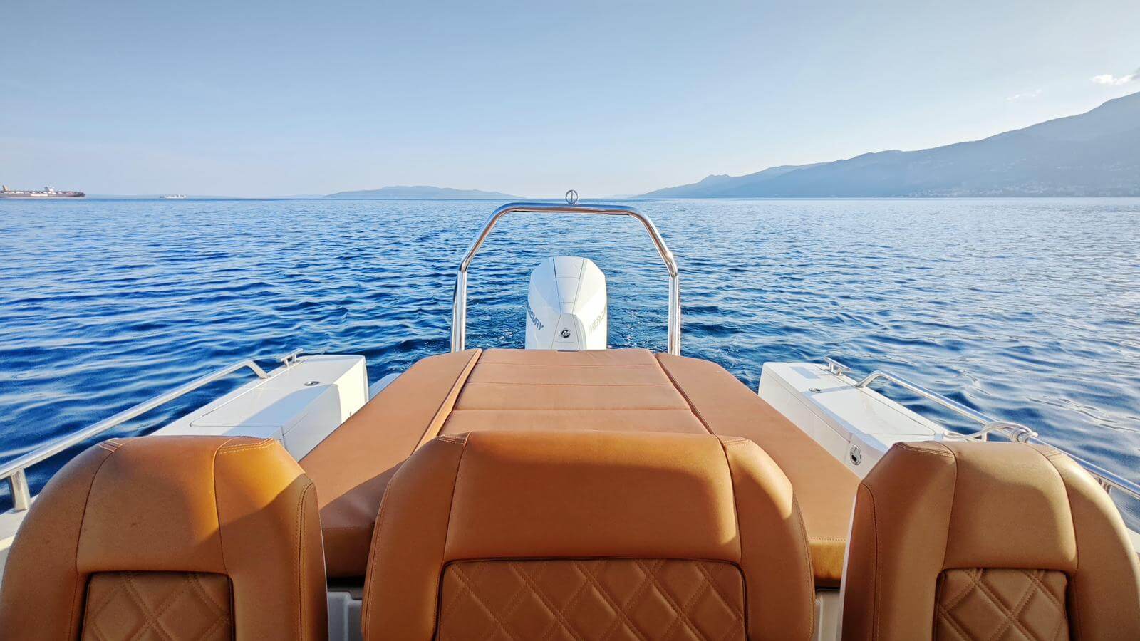 Axopar 28 T-Top Sonnenliege am Heck und Mercury-Außenbordmotor auf der offenen Adria – Avangard Charter-Bootsverleih Dalmatien Kroatien