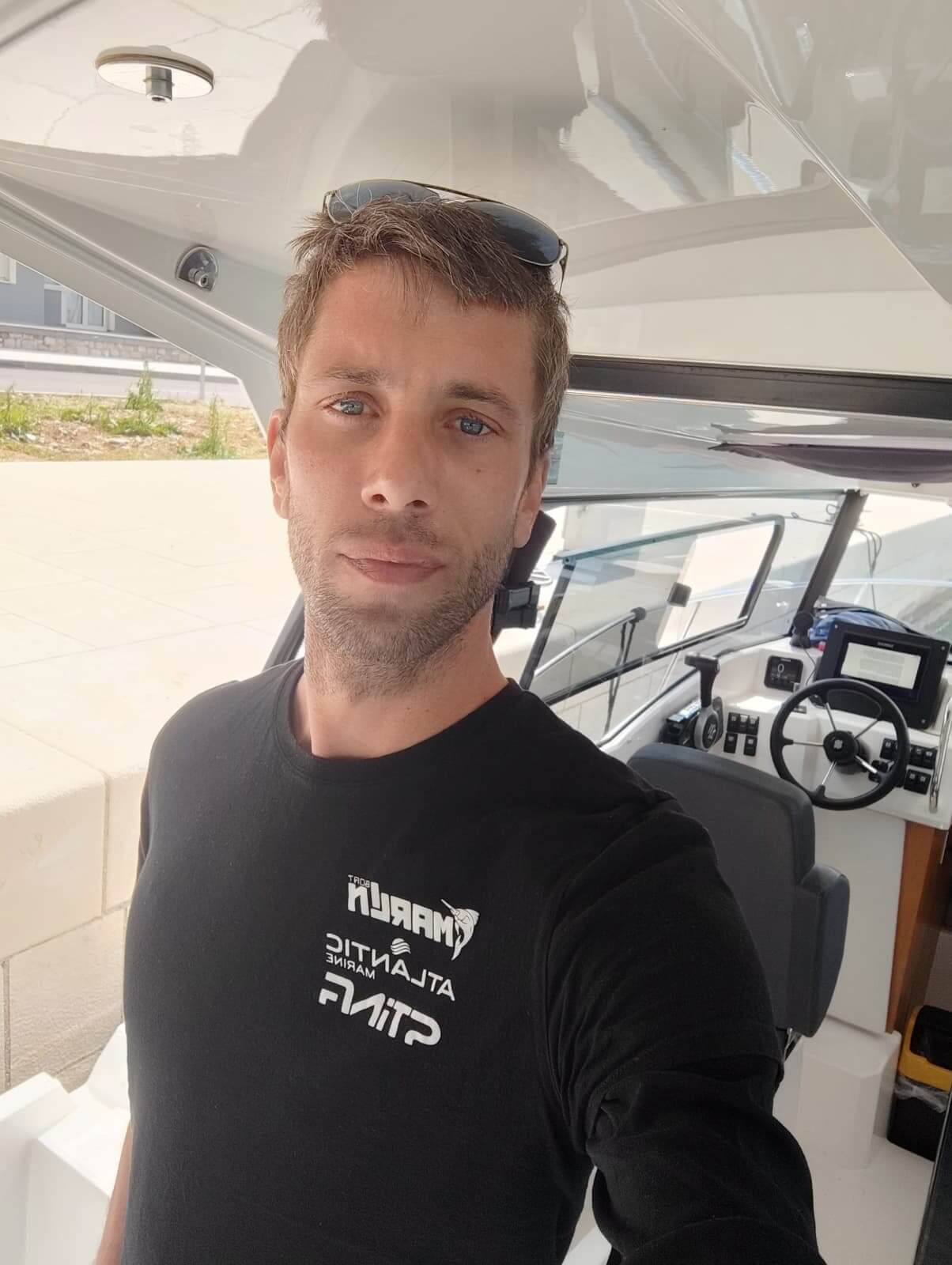 Dino, patrón profesional al timón de la lancha rápida Avangard Charter en el puerto deportivo de Trogir – Avangard Charter tours en barco Dalmacia Croacia