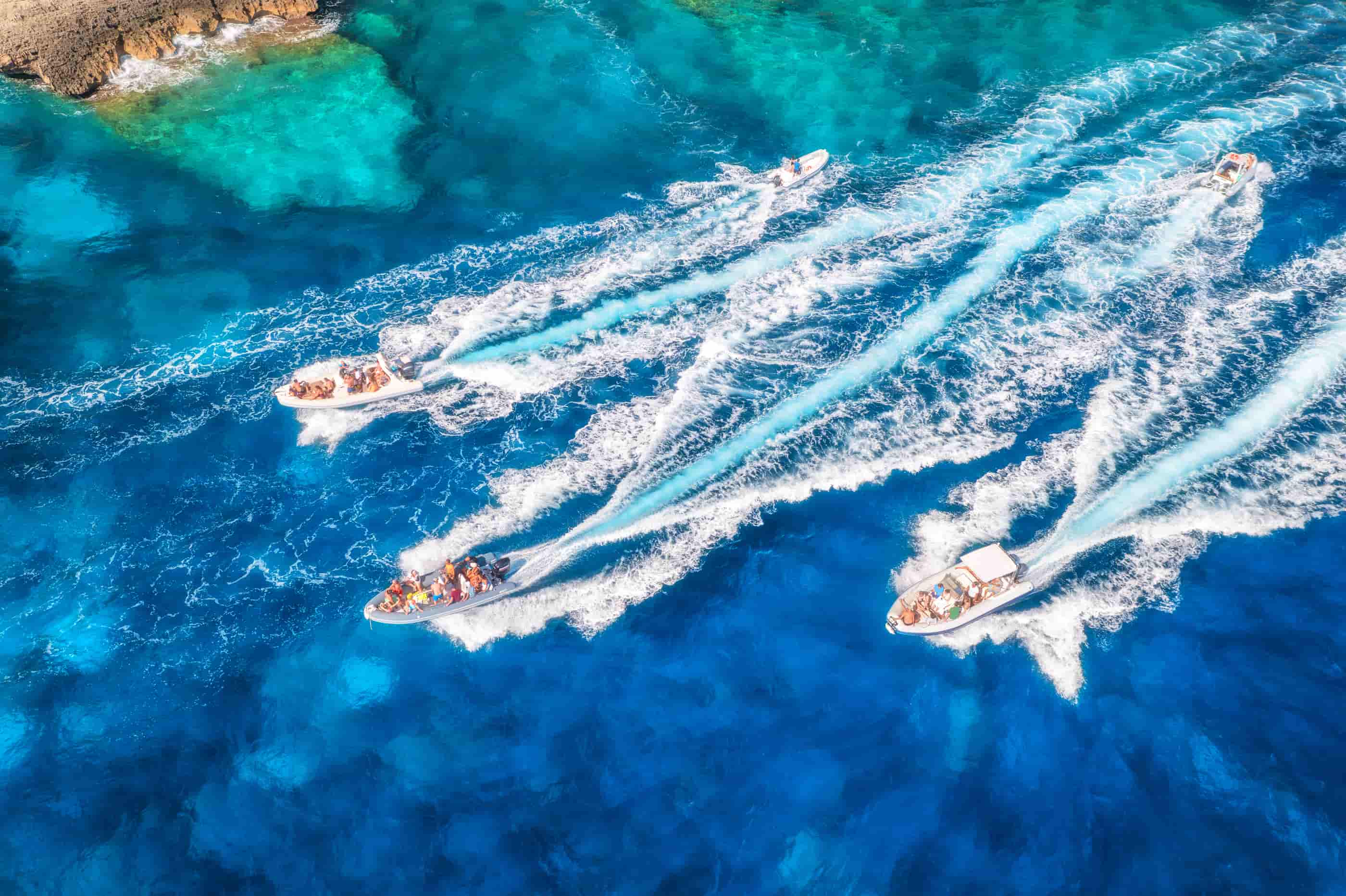 Speedboote nebeneinander auf der Adria mit Passagieren – Avangard Charter Bootstransfers Dalmatien Kroatien