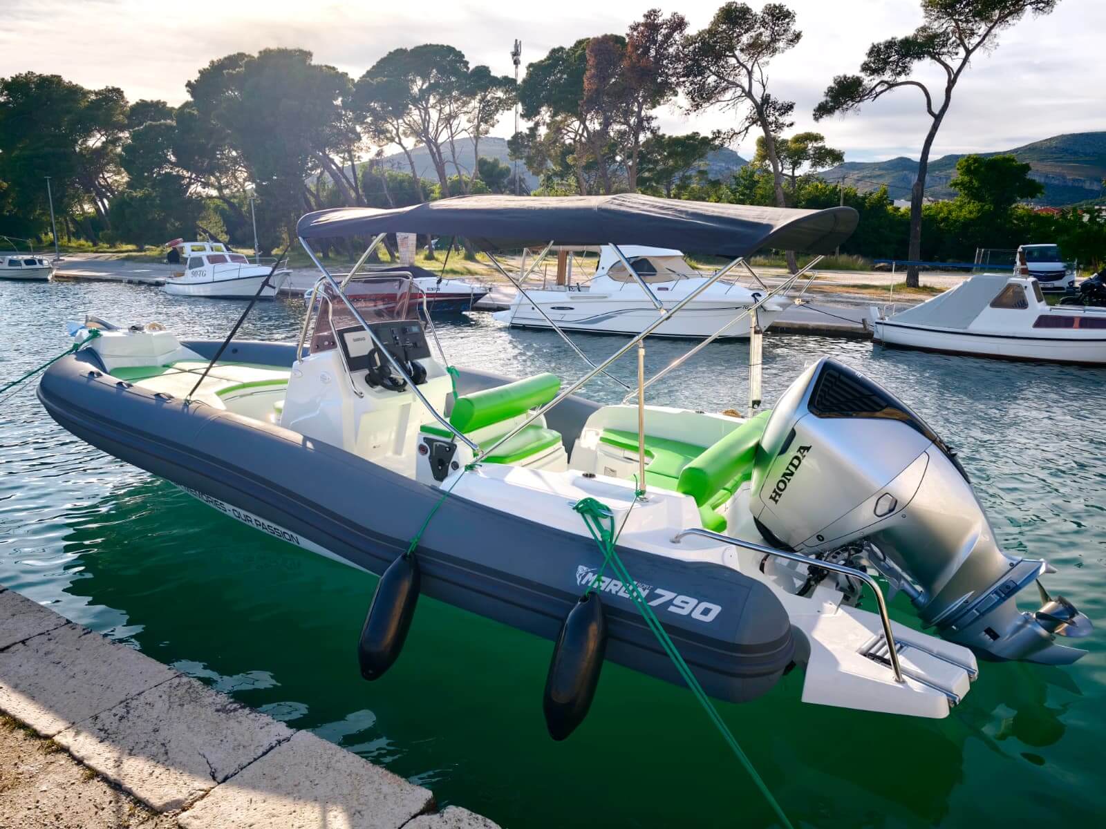 Marlin Schlauchboot mit Bimini-Top von der Seite am Steg – Avangard Charter Bootsvermietung Dalmatien Kroatien