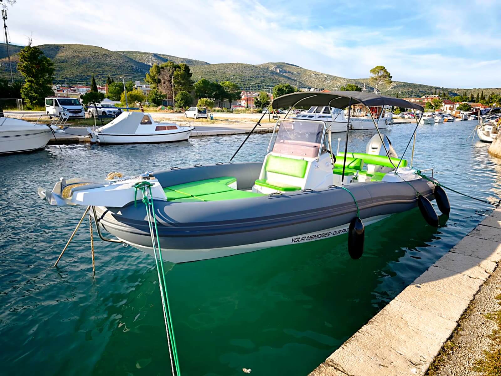 Marlin 790 RIB mit Bimini-Top am Steinkai in Adriahafen – Avangard Charter Bootsvermietung Trogir Kroatien