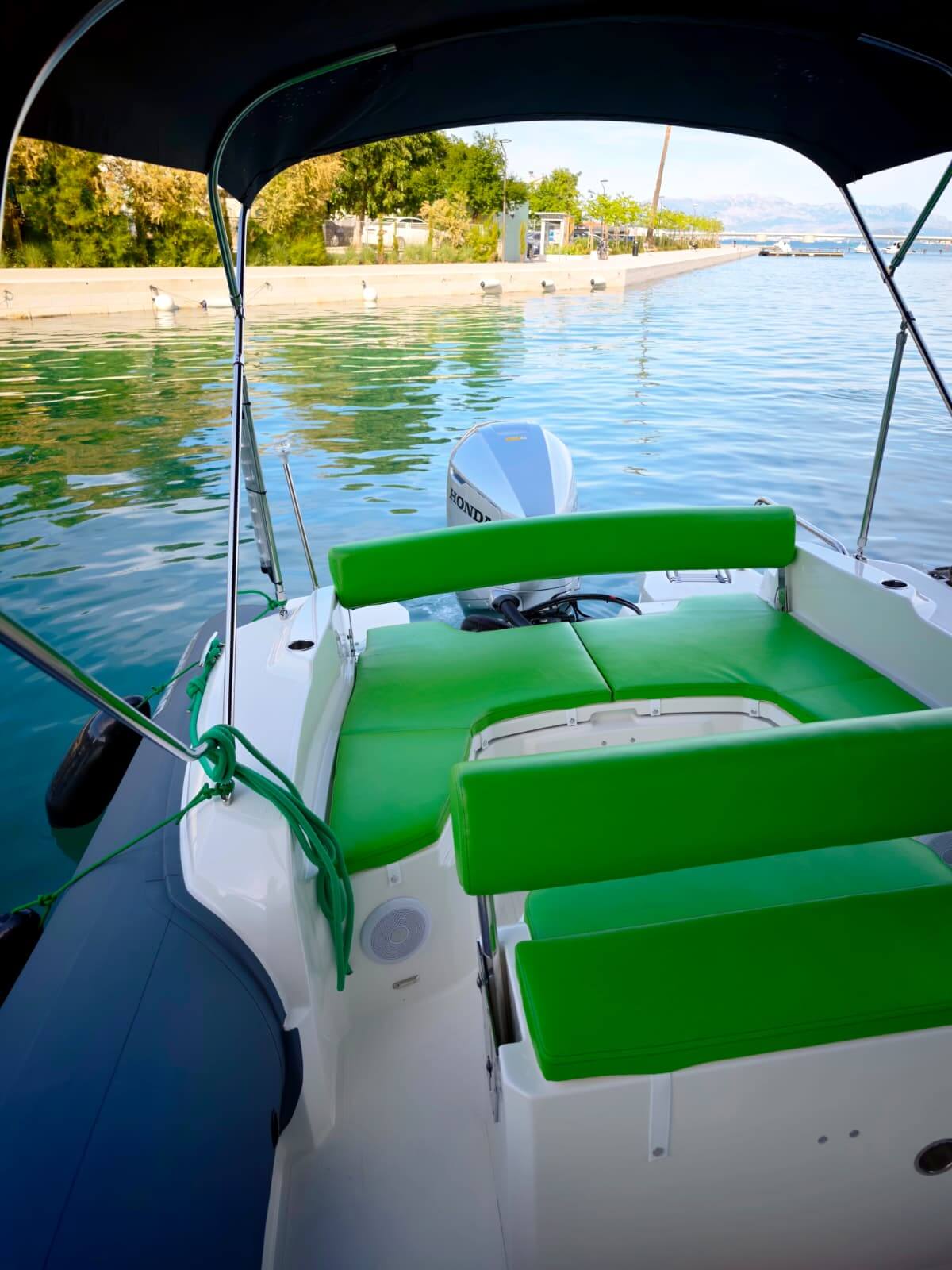 Marlin 790 Heck mit Honda-Außenbordmotor und grünen Kissen am Yachthafen – Avangard Charter-Bootsverleih Dalmatien Kroatien