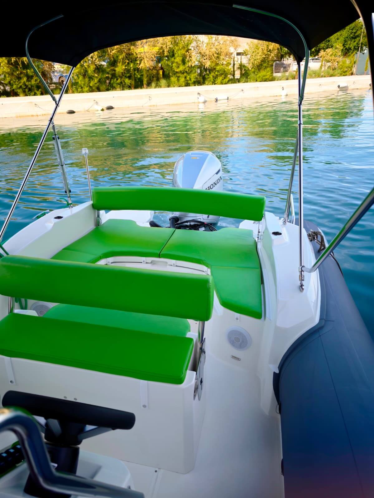 Marlin 790-Innensitze unter schwarzem Bimini-Top mit Honda-Außenborder am Heck – Avangard Charter-Bootsverleih Trogir