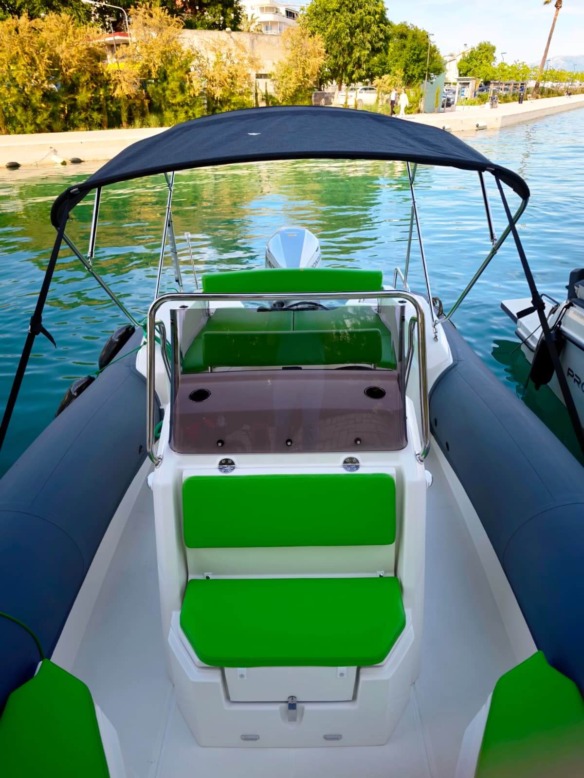 Marlin 790 Cockpit mit Bimini-Schatten im kristallklaren Hafenwasser – Avangard Charter Bootsvermietung Kroatien