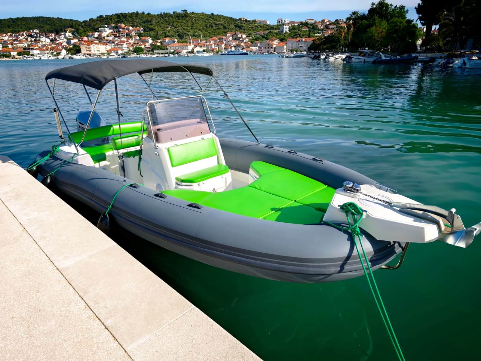 Marlin 790 Seitenansicht mit Küstendorf und roten Dächern am Hafen – Avangard Charter Bootsvermietung Trogir Kroatien